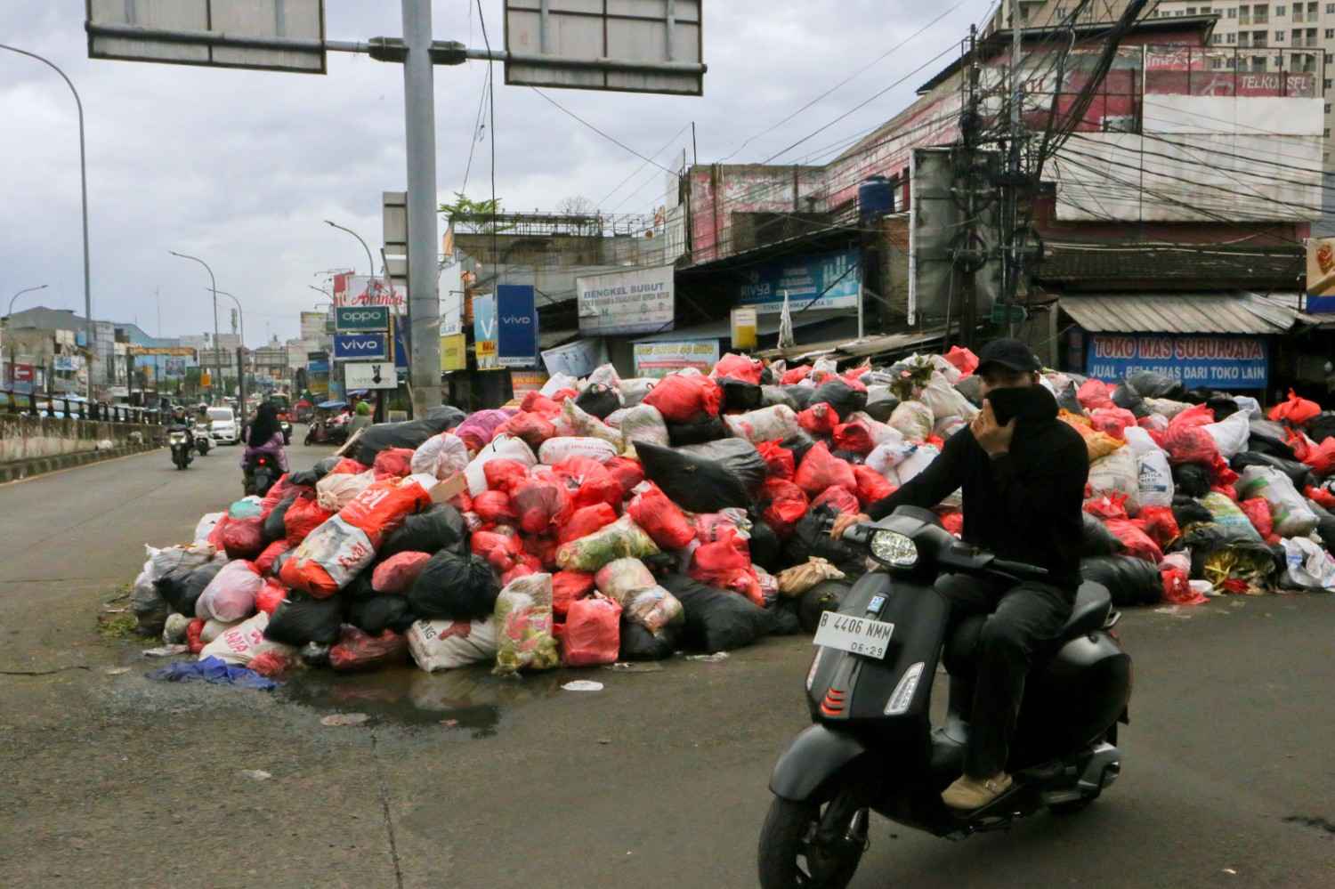 PENUMPUKANSAMPAHDIBAWAHFLAYOVERPASARCIPUTA