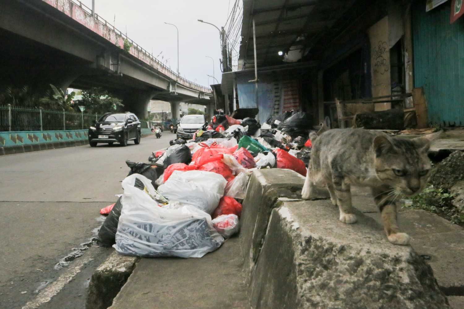 PENUMPUKANSAMPAHDIBAWAHFLAYOVERPASARCIPUTAT (2)