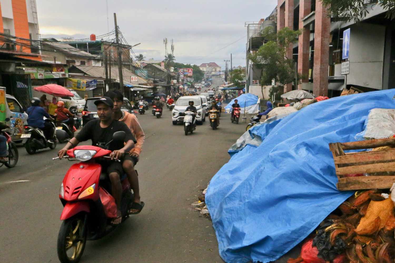 PENUMPUKANSAMPAHDIBAWAHFLAYOVERPASARCIPUTAT (4)