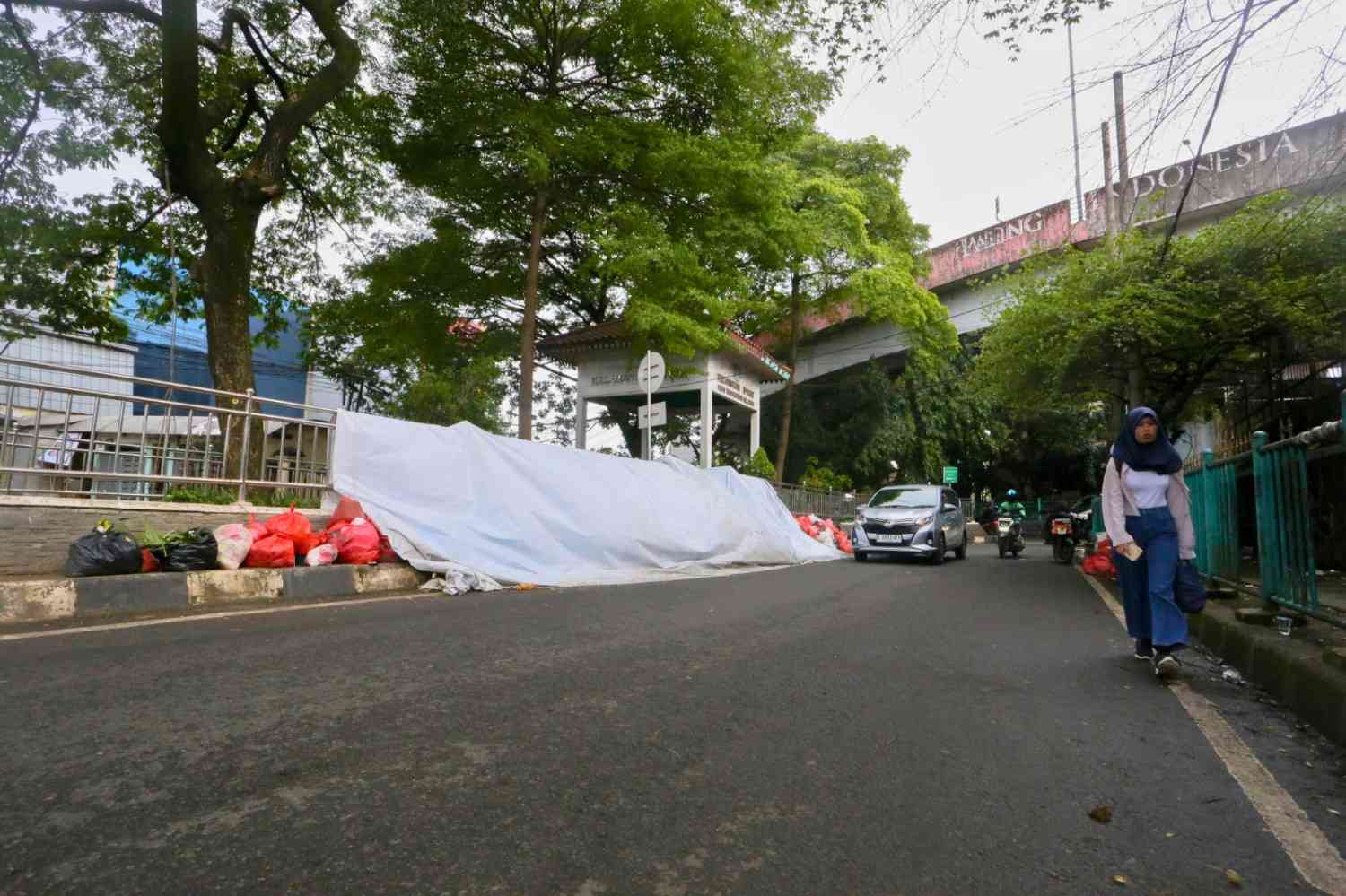 PENUMPUKANSAMPAHDIBAWAHFLAYOVERPASARCIPUTAT (5)