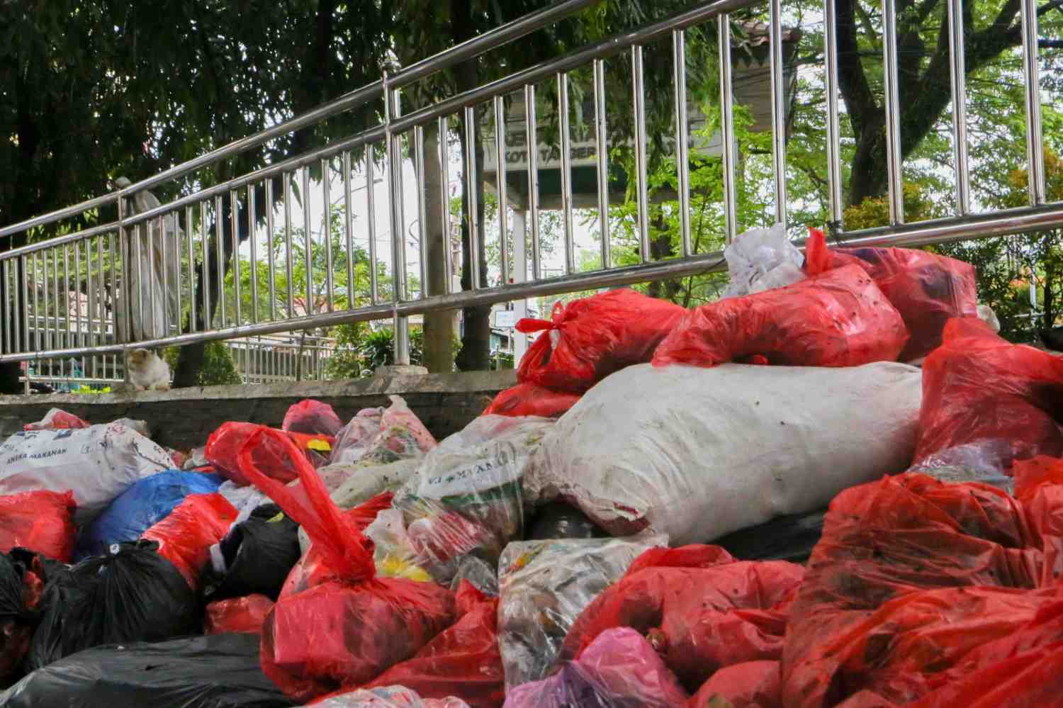 PENUMPUKANSAMPAHDIBAWAHFLAYOVERPASARCIPUTAT