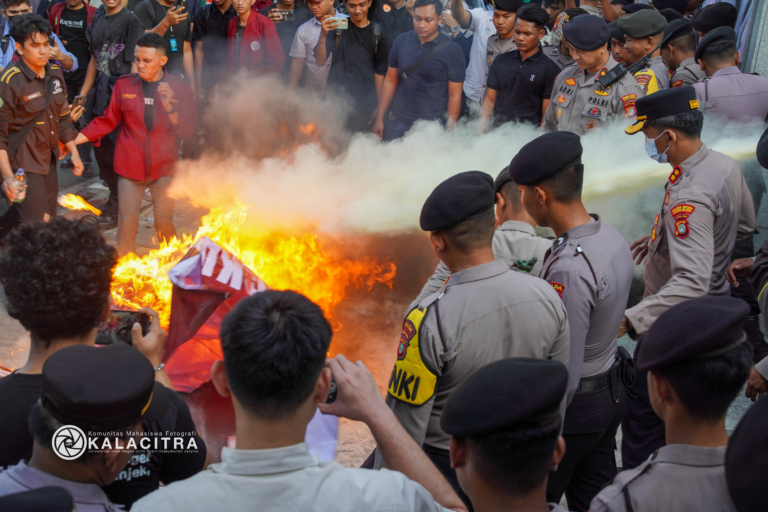 Aksi Demonstrasi Mahasiswa Universitas Muhammadiyah di Kejaksaan Agung