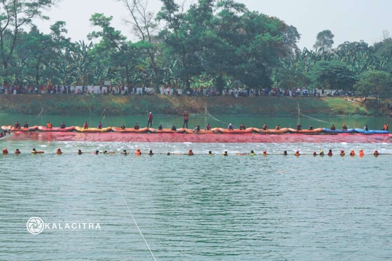 Prosesi Peletakan Bendera Merah Putih di Situ Gintung